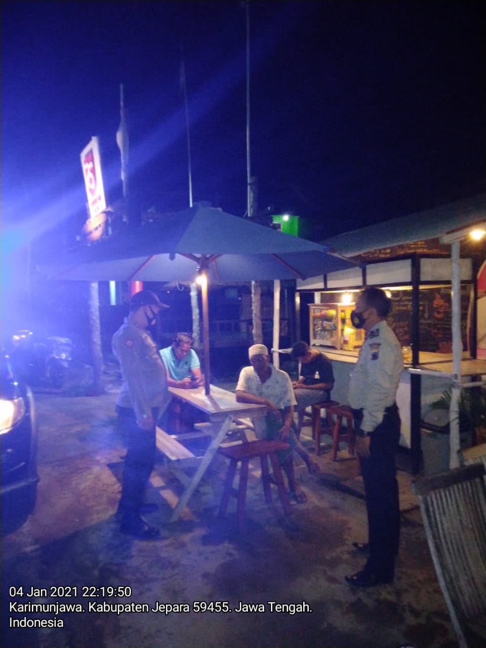 Patroli Polsek Karimunjawa Sambangi Cafe dan Berikan Himbauan Kamtibmas Terkait Protokol Kesehatan Pada Pengunjung