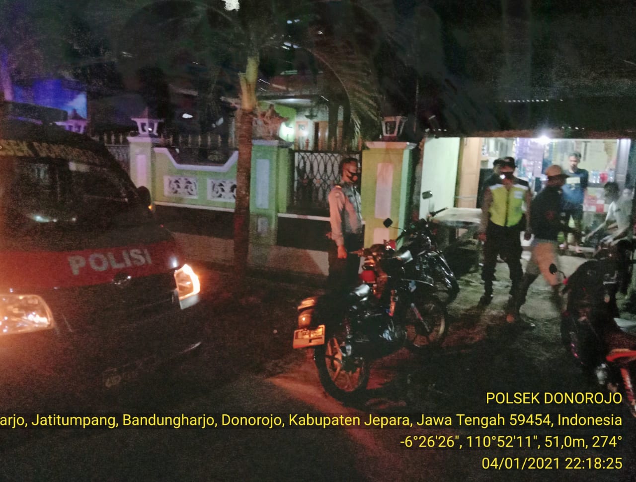 Patroli Malam Polsek Donorojo Datangi Warung Kopi Ajak Warga Disiplin Prokes