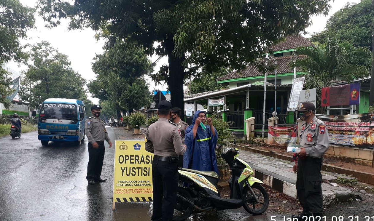 Edukasi Pakaikan Masker, Cara Personil Polsek Bangsri Ajak Warga Peduli Cegah Penularan Covid-19