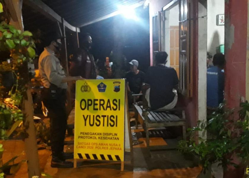 Polsek Donorojo dan Petugas Gabungan Lakukan Operasi Yustisi Jaring 18 Pemuda yang Melanggar Prokes