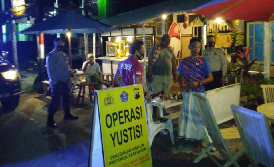 Polsek Karimunjawa dan Petugas Gabungan Lakukan Ops Yustisi Tindak 14 Warga Tak Patuhi Prokes