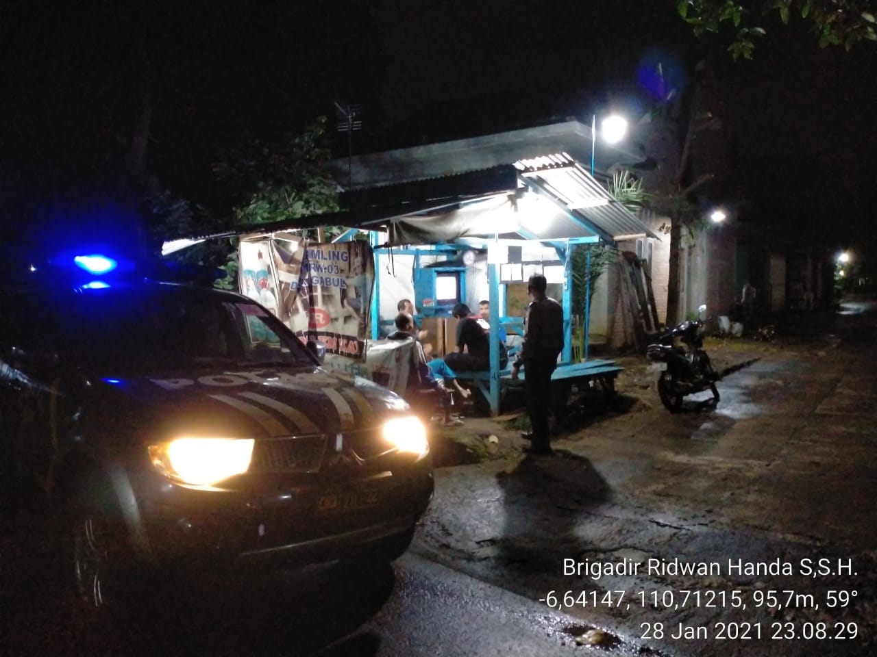 Patroli Polsek Tahunan Sambangi Pos Kamling, Sampaikan Disiplin Protokol Kesehatan ke Warga