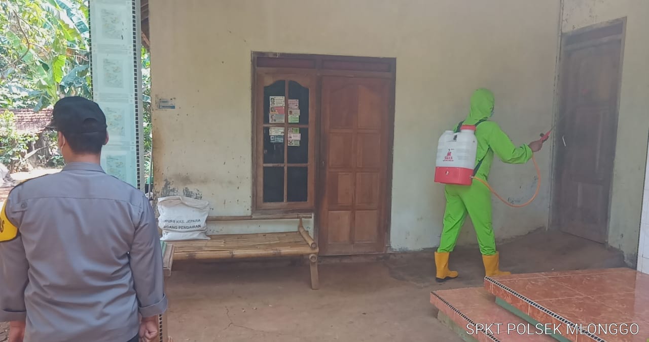 Polsek Mlonggo Bersinergi Dengan Satgas PPKM Lakukan Penyemprotan Disinfektan Tekan Penyebaran Covid-19