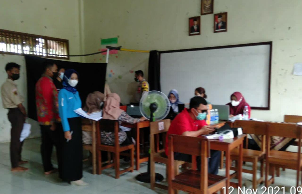 Tingkatkan Herd Immunity Dengan Vaksinasi, Polsek Kembang Monitoring Vaksinasi Pelajar
