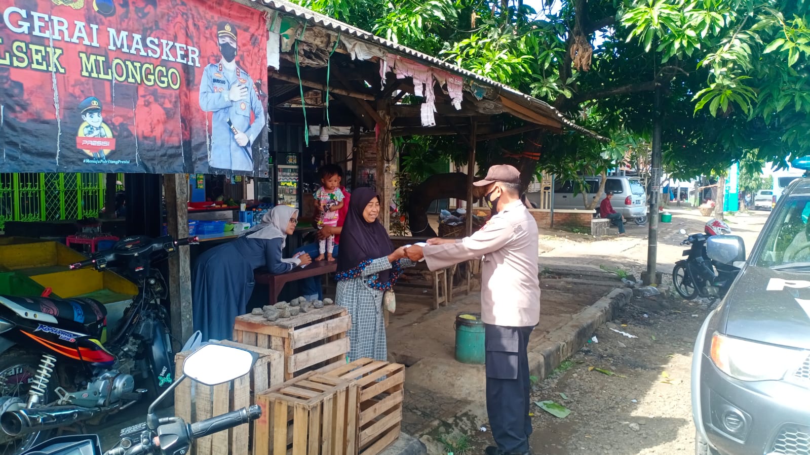 Personil Polsek Mlonggo Lakukan Edukasi Dan Bagi Masker Ke Warga Untuk Disiplin Prokes