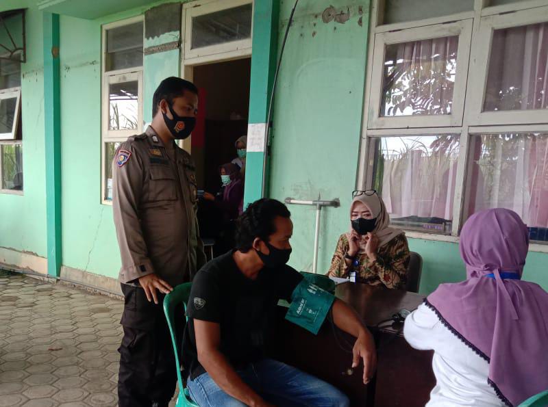 Personil Polsek Donorojo Jepara Dampingi Nakes Saat Pelaksanaan Percepatan Vaksinasi