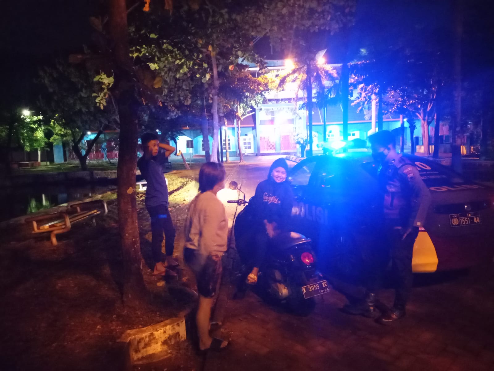 Satuan Samapta Polres Jepara Bagikan Masker Dalam Patroli Rutin Malam