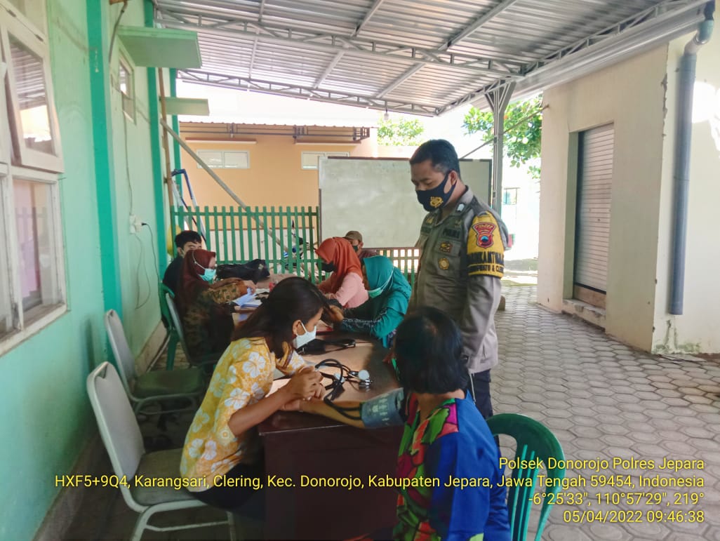 Personil Polsek Donorojo Dampingi Nakes Saat Pelaksanaan Percepatan Vaksinasi