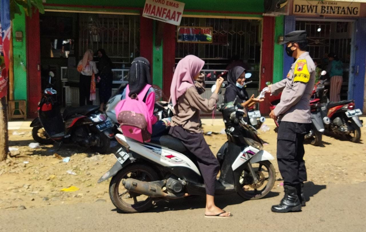 Polsek Pakis Aji Tidak Henti-hentinya Mengimbau Prokes dan Bagikan Masker