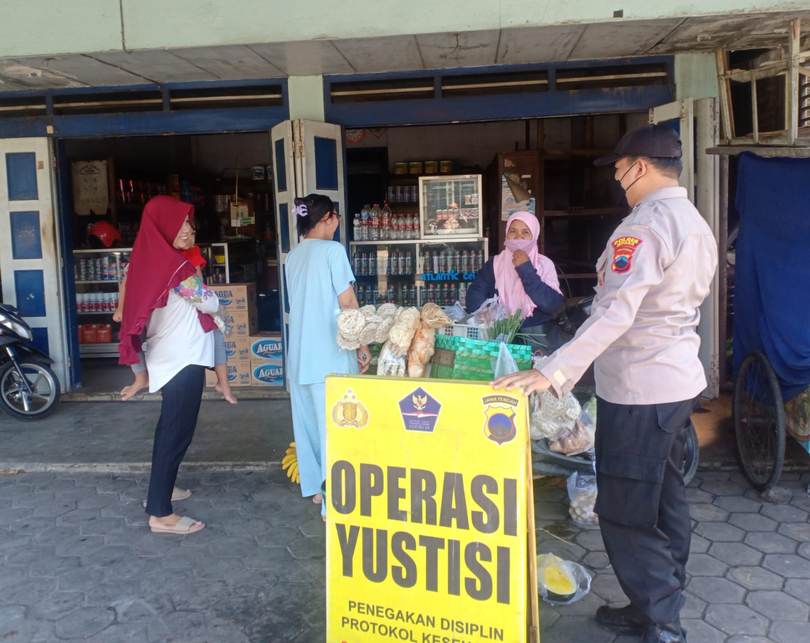 Antisipasi Penyebaran Virus Covid-19, Polsek Kalinyamatan Bagikan Masker