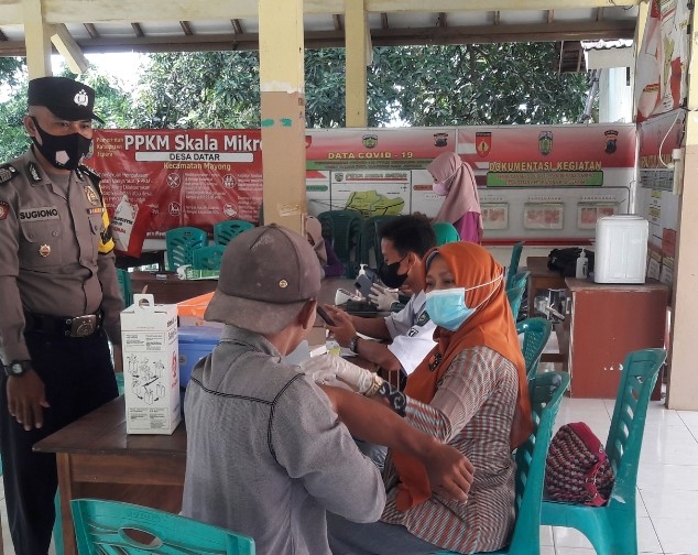 Polsek Mayong Polres Jepara Amankan Jalannya Vaksinasi di desa Datar