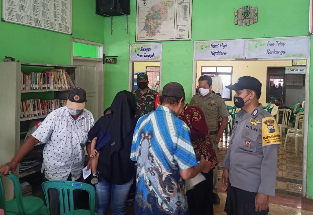 Bhabinkamtibmas Polsek Mlonggo Polres Jepara Amankan dan Pantau Vaksinasi di Desa Sinanggul