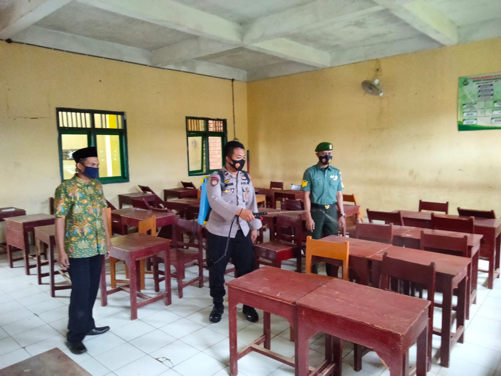 Rutin, Polsek Donorojo Semprot Desinfektan Guna Memutus Penyebaran Covid-19