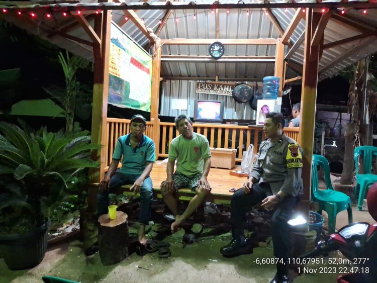 Bhabinkamtibmas Polsek Tahunan Aktif Sambangi Warga Malam Hari, Beri Imbauan Kamtibmas hingga Sosialisasi ‘Siraju’