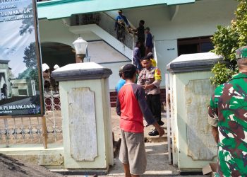 Peduli Rumah Ibadah, Bhabinkamtibmas Polsek Nalumsari Gotong Royong Renovasi Masjid