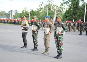 Kapolri Beri Penghargaan Pin Emas Kepada Prajurit TNI dan Anggota Polri yang tergabung dalam Satgas Operasi Damai Cartenz 2023