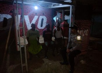 Ngobrol Bersama Warga Di Pos Kamling Desa Ujungwatu, Bhabinkamtibmas Sampaikan Imbauan Kamtibmas Jelang Pemilu 2024