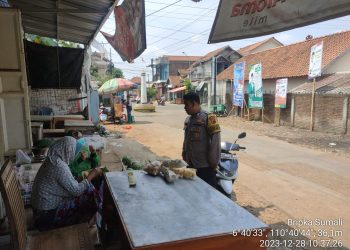 Sambang Dialogis Dengan Warga, Bhabinkamtibmas Polsek Kedung Ciptakan Pemilu Kondusif