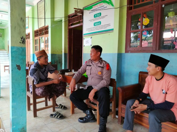 Jelang Pemilu 2024, Polisi RW Desa Tulakan Lakukan Cooling System dan Imbauan Kamtibmas ke Warga