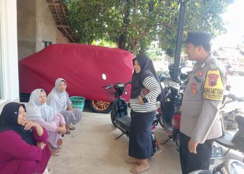 Bhabinkamtibmas di Jepara Imbau Warga Pasang Bendera Merah Putih