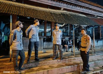 Bhabinkamtibmas Polsek Jepara Kota Bersama Linmas Gelar Patroli Malam, Jaga Keamanan Kelurahan Demaan