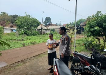 Perkuat Pesan Kamtibmas, Bhabinkamtibmas Polsek Tahunan Sambangi Warga