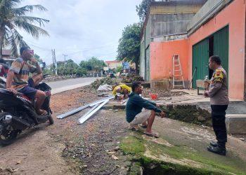Dekatkan Diri ke Masyarakat, Bhabinkamtibmas Polsek Donorojo Sampaikan Pesan Kamtibmas Saat Sambang Warga