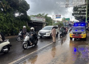 Dibawah Guyuran Hujan, Personel Polres Jepara Tetap Lakukan Pengamanan Dan Atur Lalu Lintas Pagi Hari