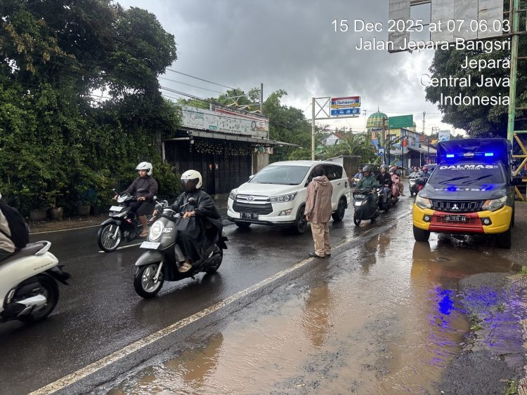 Dibawah Guyuran Hujan, Personel Polres Jepara Tetap Lakukan Pengamanan Dan Atur Lalu Lintas Pagi Hari