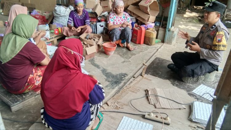 Antisipasi Curanmor dan Bencana Alam, Bhabinkamtibmas Gelar Sambang Kamtibmas di Desa Suwawal Timur