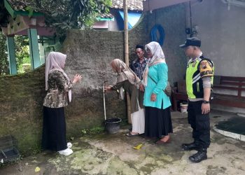 Bhabinkamtibmas Polsek Keling Dampingi Verifikasi STBM di Desa Clering