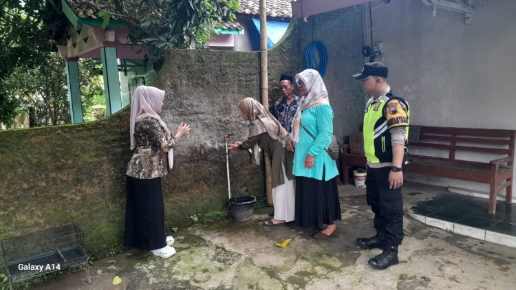 Bhabinkamtibmas Polsek Keling Dampingi Verifikasi STBM di Desa Clering