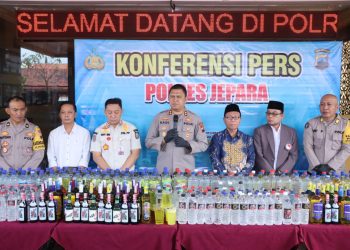 Polisi Berhasil Amankan Ribuan Botol Miras Saat Gelar KRYD di Jepara