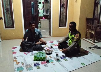 Sambang Warga Malam Hari, Bhabinkamtibmas Polsek Donorojo Pastikan Kamtibmas Desa Binaan Terjaga