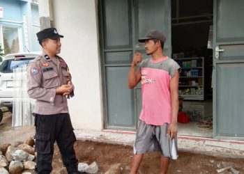 Sambang Pemukiman Warga, Bhabinkamtibmas Polsek Pakis Aji Ajak Jaga Keamanan Lingkungan di Bulan Suci Ramadan