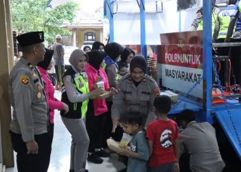 Tebar Berkah Ramadan, Polres Jepara Bagikan Ratusan Takjil Untuk Santri Ponpes Mandiri Darul Qur’an Mlonggo