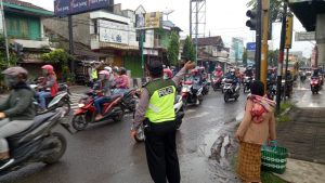 Upaya Personil Polsek Mayong Polres Jepara Dalam Urai Kemacetan Dipagi Hari.