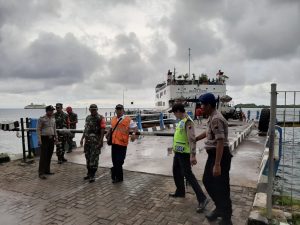 Personil Polsek Karimunjawa Polres Jepara Lakukan Cipta Kondisi Warga Yang Akan Melakukan Penyeberangan.