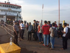 Terus Bersinergi, Personil Satpolair Polres Jepara Beserta Pihak Keamanan Wilayah Perairan Senantiasa Amankan Kegiatan Penyeberangan.