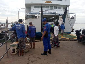 Kebersamaan Personil Satpolair Polres Jepara Bersama Dengan Pihak Keamanan Wilayah Perairan Dalam Amankan Kegiatan Penyeberangan.