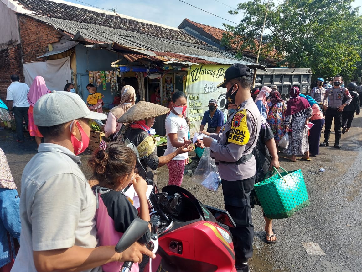 Antisipasi Lonjakan Kasus Covid 19 Polres Jepara Gencarkan Bagi Masker Gratis Kepada Masyarakat Tribratanews Jepara