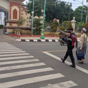 Sat Samapta Polres Jepara Lakukan Pengamanan Melekat, Pastikan Berjalan Aman Kondusif Pelaksanaan Salat Jumat