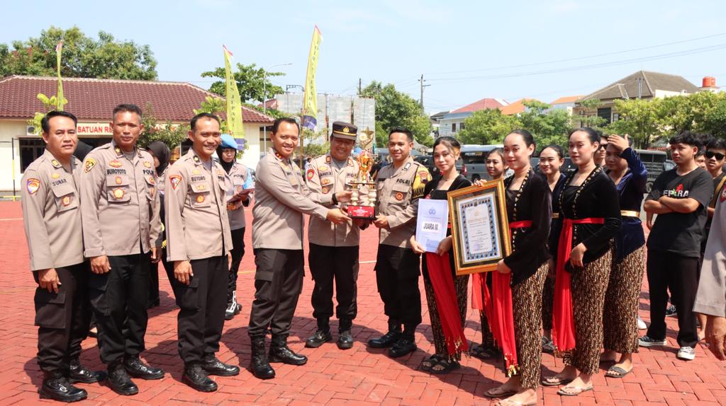 Xxx Bocah Sd - Semarak Hari Bhayangkara, Belasan Tim Unjuk Kebolehan di Lomba Tongtek  Tradisional â€“ Tribratanews Jepara